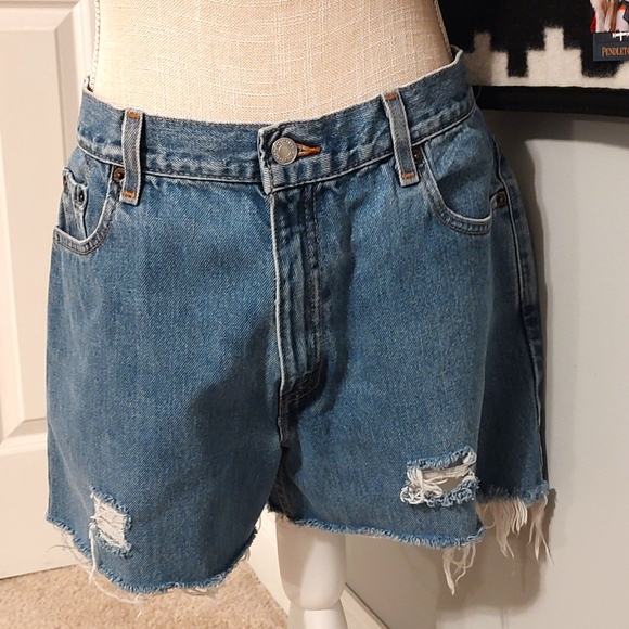 🥰EUC Levi's 550 Junior's Relaxed Fit, Medium Wash Denim Shorts, Regular Fly, 13 - Picture 2 of 10